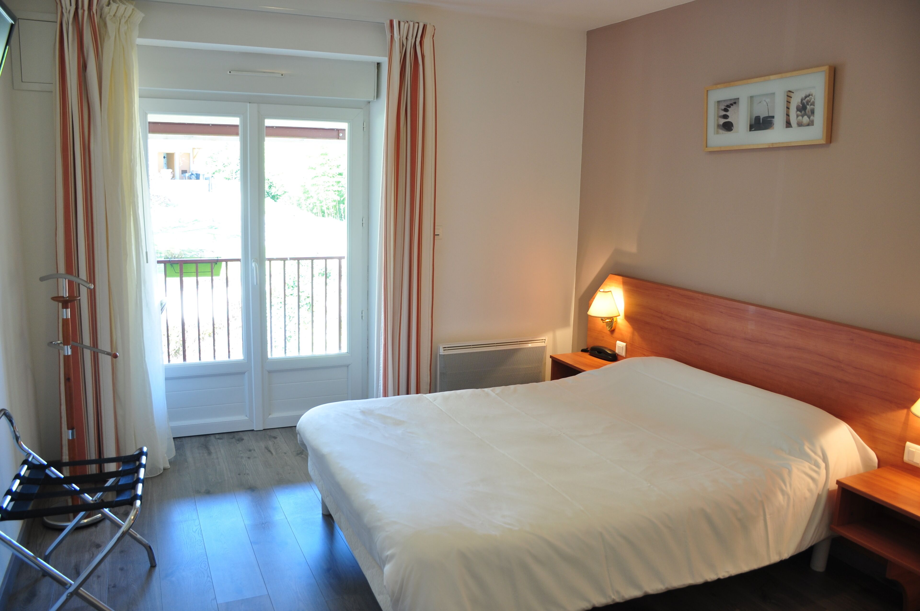 Habitación estándar, balcón | Caja de seguridad en la habitación, escritorio y insonorización 