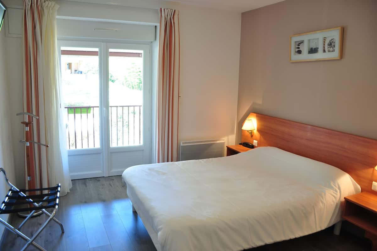 Habitación estándar, balcón | Caja de seguridad en la habitación, escritorio y insonorización