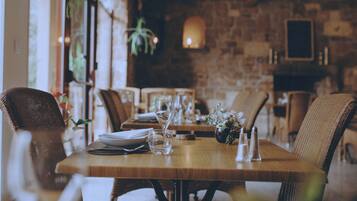 Petit déjeuner et dßner servis sur place, spécialités Cuisine française