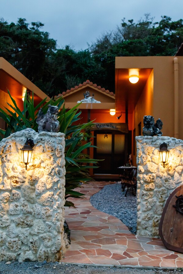 Fachada del alojamiento - Noche