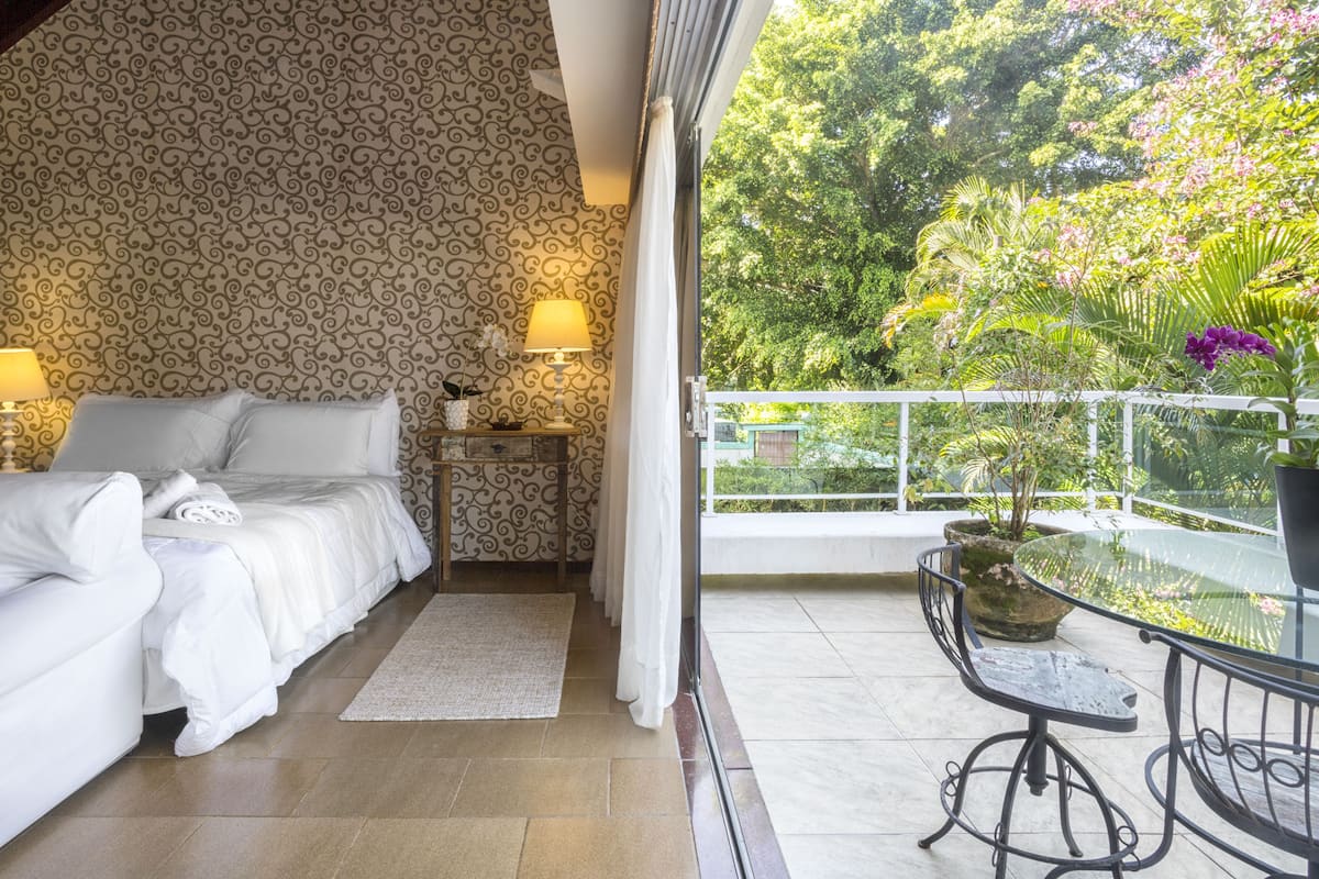 Suite Luxo Superior | Minibar, blackout curtains, free WiFi, bed sheets