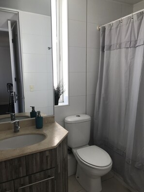 Apartamento, 1 cama de casal e sofá-cama | Banheiro | Chuveiro, toalhas de banho