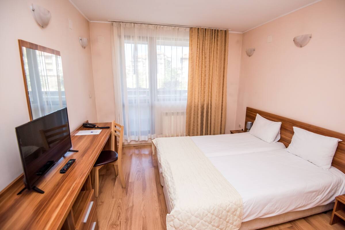 Estudio clásico, con acceso para personas discapacitadas, vista a la montaña | 1 habitación, ropa de cama de alta calidad y decoración personalizada