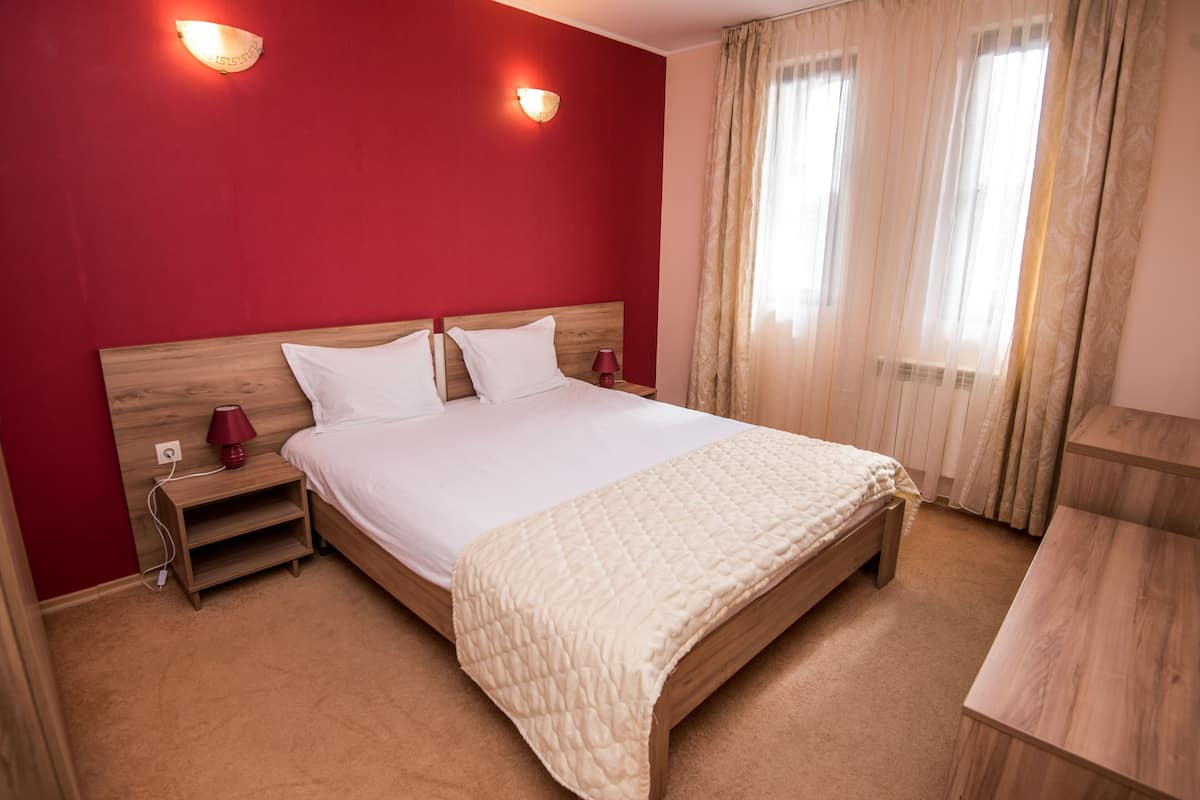1 bedroom, premium bedding, desk, blackout drapes