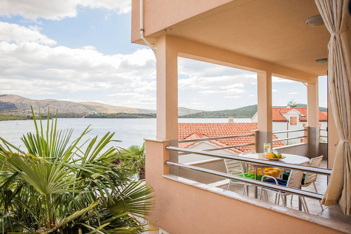 Appartement Supérieur, 1 chambre, vue mer, en front de plage | Terrasse/Patio