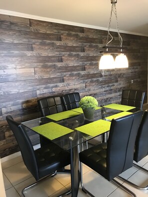 Leilighet – superior, 3 soverom, 2 bad | Oppholdsområde | Flatskjerm-TV