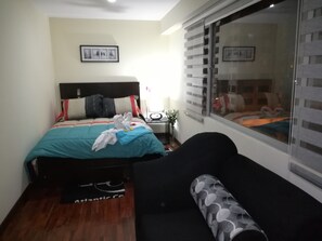 Executive-Suite, Stadtblick | Minibar, Schreibtisch, Bügeleisen/Bügelbrett, kostenloses WLAN