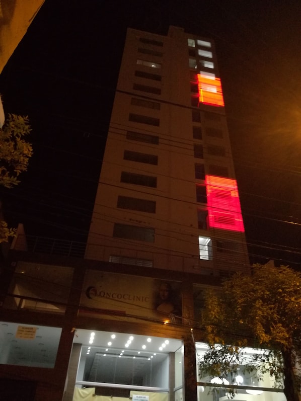 Fassade der Unterkunft – Abend/Nacht