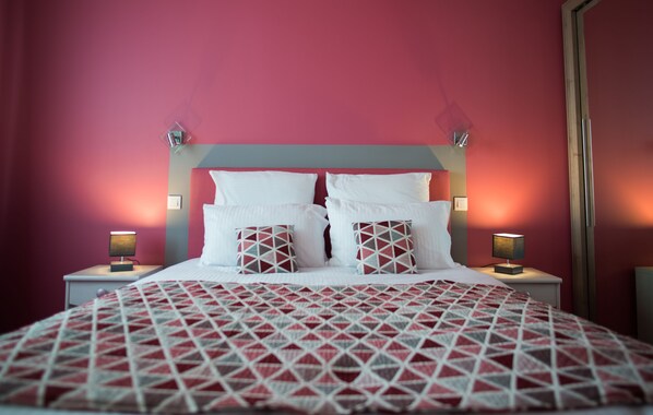 1 habitación, decoración personalizada, muebles diferentes y escritorio