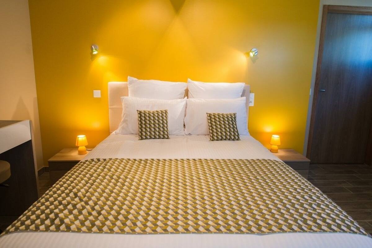 1 habitación, decoración personalizada, muebles diferentes y escritorio