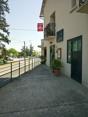 Vista frontal de la propiedad