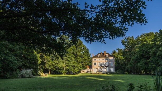 A large, multi-story building surrounded by lush greenery and trees. - Le Château de la Vierge (Bures-sur-Yvette)