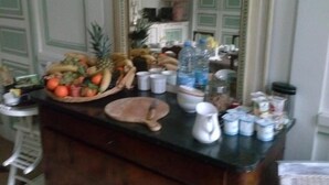 A kitchen counter with a fruit basket, a pitcher, and various kitchen items. - Le Château de la Vierge (Bures-sur-Yvette)