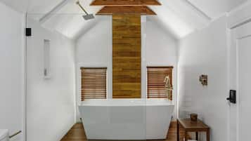 Chambre Supérieure, 1 grand lit | Salle de bain