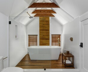 Habitación superior, 1 cama Queen size | Baño | Regadera, amenidades de baño gratuitas, secadora de cabello, toallas 