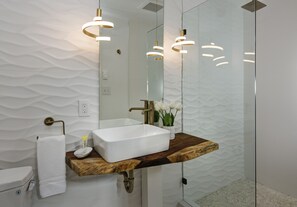 Deluxe Suite, 1 King Bed | Bathroom