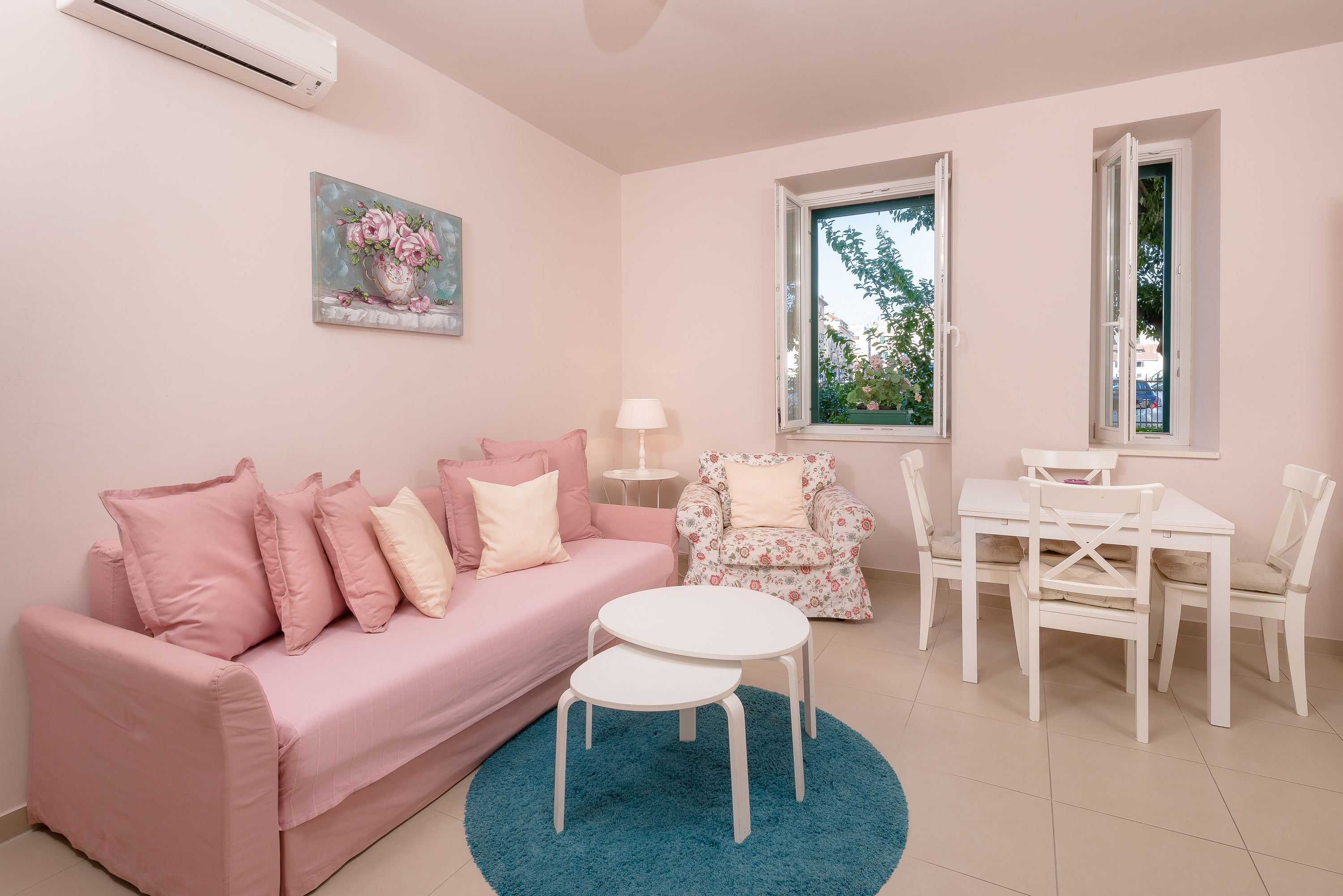 Deluxe Apartment | Living room | 100-cm flat-screen TV with digital channels, LCD TV