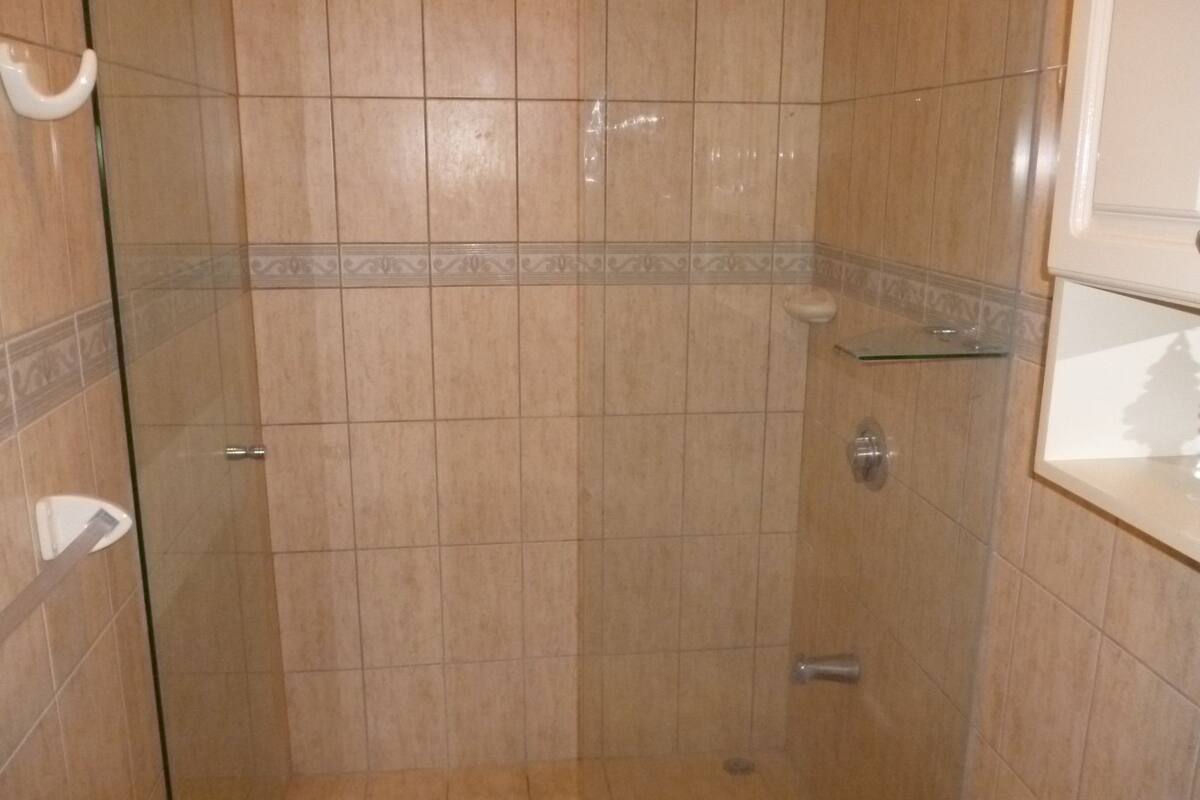 classic house, 3 bedrooms | bathroom shower