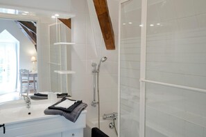 Habitación doble (Lys Blanc) | Baño | Amenidades de baño gratuitas, secadora de cabello, toallas 