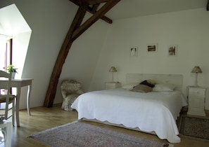 A bedroom with a bed, nightstands, a chair, and a desk. - La Bastide du Roy (Villamblard)