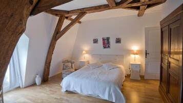 Tweepersoonskamer (Lys Blanc) | Een bureau, verduisterende gordijnen, een strijkplank/strijkijzer