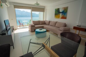 Panoramic Duplex, 2 Bedrooms, Balcony, Sea View | Living area