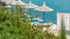 Sun loungers, beach umbrellas - Stone Beach (Himarë)