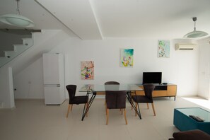 Serveert ontbijt, lunch, diner, internationale gerechten 