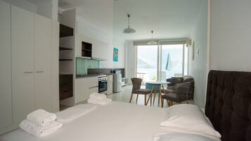 Panoramic-Studio, 1 Schlafzimmer, eigener Pool, Meerblick | 1 Schlafzimmer, schallisolierte Zimmer, kostenloses WLAN, Bettwäsche