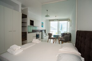 Panorama studio, 1 slaapkamer, privézwembad, uitzicht op zee | 1 slaapkamer, geluiddichte muren, gratis wifi, beddengoed