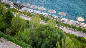 Sun loungers, beach umbrellas - Stone Beach (Himarë)