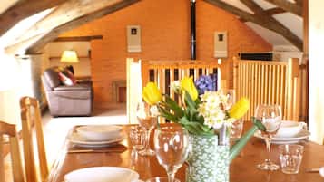 Cottage, 3 Bedrooms (Shires Rest) | In-room dining
