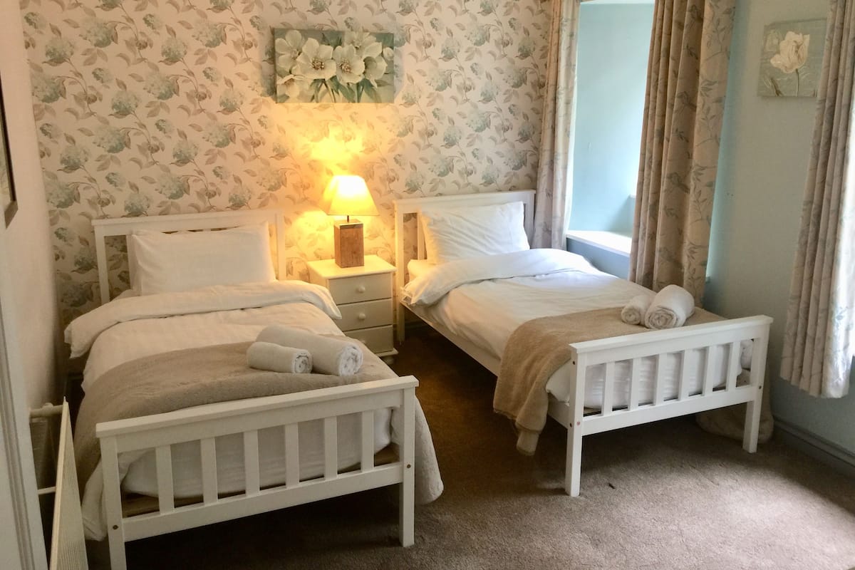 Cottage, 5 Bedrooms (The Old Farmhouse) | Premium bedding, soundproofing, iron/ironing board