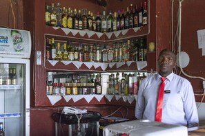 Bar (on property) - Cepha's Inn (Kabale)