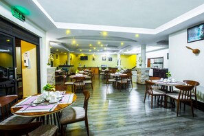 供应早餐、午餐和晚餐,本地与国际菜
