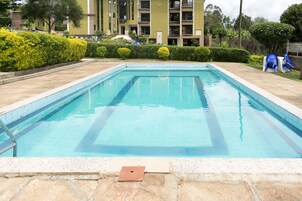Una piscina al aire libre