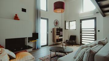 Suite Deluxe, vistas al mar | Zona de estar | Una televisión de plasma