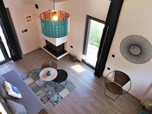 1 habitación, decoración personalizada, muebles diferentes y escritorio 