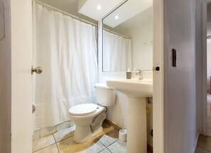 标准公寓, 3 间卧室, 双浴室 | 浴室 | 淋浴设施、吹风机、毛巾