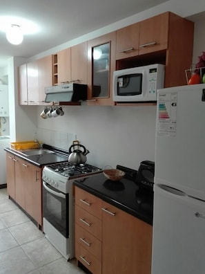 Standard Apartment, 3 Bedrooms, 2 Bathrooms | Dapur peribadi | Peti sejuk/penyejuk beku saiz penuh, ketuhar gelombang mikro, ketuhar 