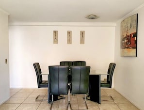 Standard Apartment, 3 Bedrooms, 2 Bathrooms | Ruang tamu | TV skrin rata 