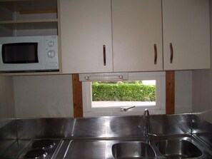 Bungalow, 2 habitaciones | Cocina privada | Frigorífico grande, microondas, placa de cocina y cafetera o tetera