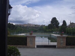 季節性室外游泳池，開放時間為 12:00 至 20:00，提供救生員