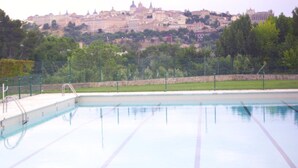 Seasonal outdoor pool, open noon to 8:00 PM, lifeguards on site - Camping El Greco Toledo (Toledo)
