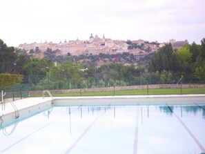 Piscine extérieure (ouverte en saison), maîtres-nageurs sur place