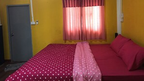 Une chambre avec un lit, une horloge et un climatiseur.