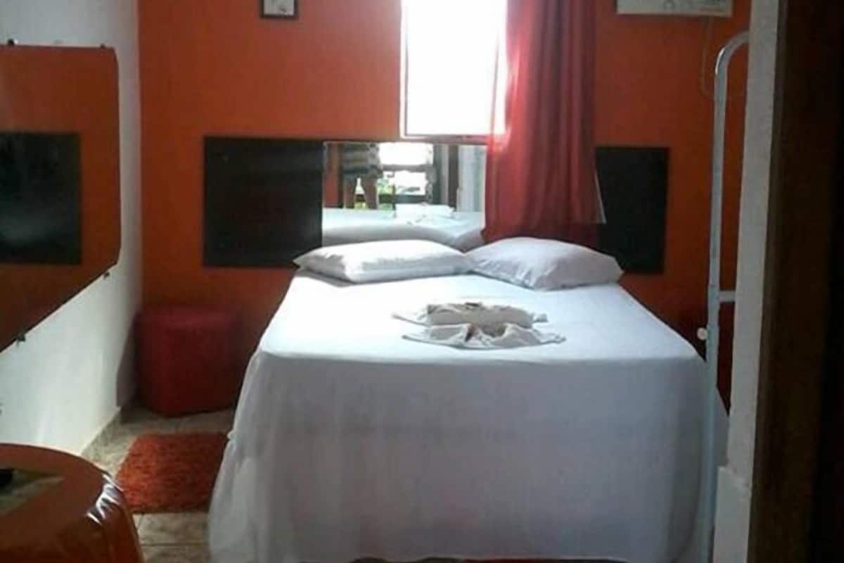 Minibar, tabla de planchar con plancha, wifi gratis y ropa de cama