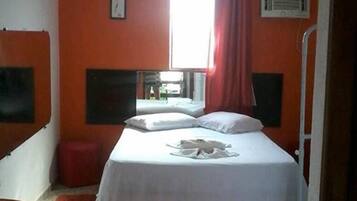 Quarto casal | Frigobar, ferros/tábuas de passar roupa, Wi-Fi de cortesia