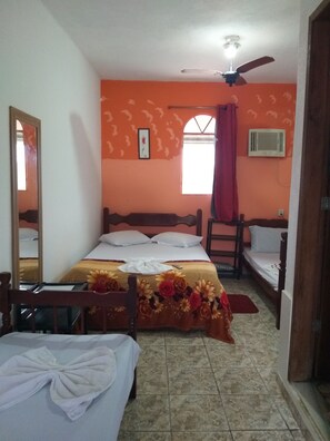 ميني بار ومكواة/لوح كي وواي فاي مجانًا وملاءات أسرّة