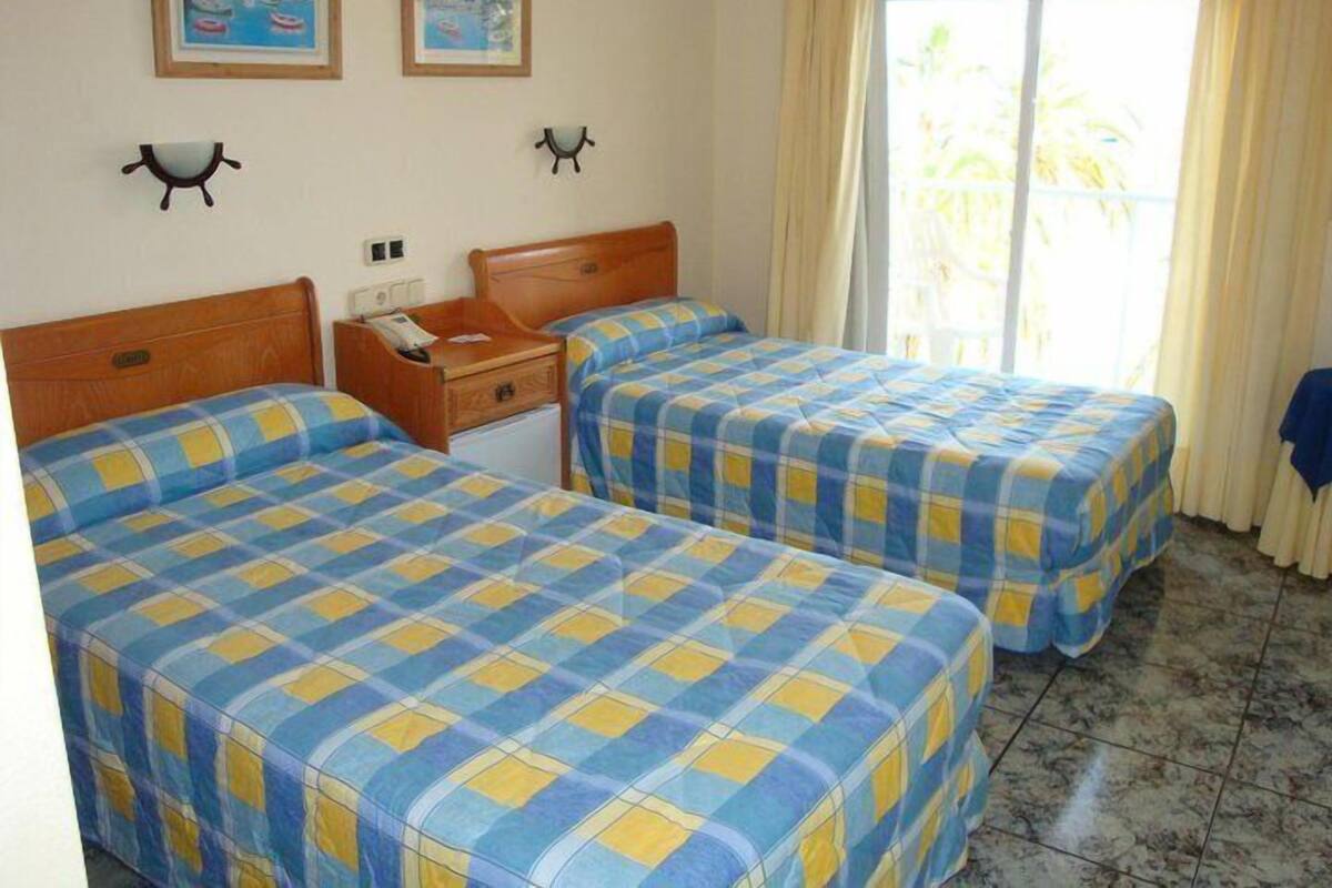 Twin Room | Minibar, cribs (free), rollaway beds (surcharge), WiFi (free)